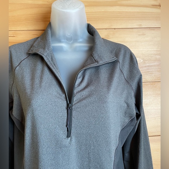 Mountain Hardwear woman’s athletic breathable long sleeve shirt - Picture 2 of 6